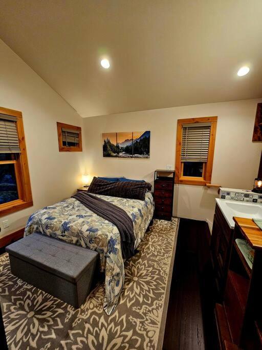 Beautiful Riverfront Near Mt Bachelor With Hot Tub Bend Exteriér fotografie