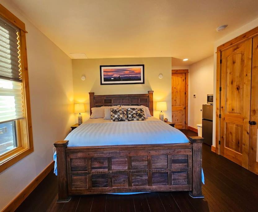 Beautiful Riverfront Near Mt Bachelor With Hot Tub Bend Exteriér fotografie